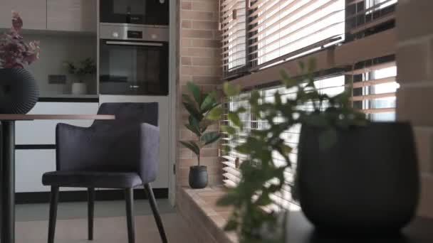 Hladký pohyb v interiéru ve skandinávském stylu ke stolu zdobenému květinami v blízkosti kuchyně — Stock video