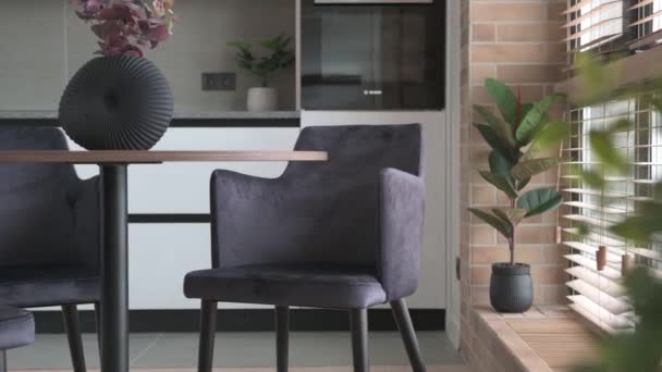 Movimento suave no interior no estilo escandinavo para a mesa decorada com flores perto da cozinha — Vídeo de Stock