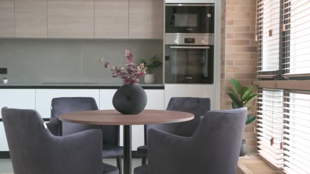 Thuis enscenering voorbereiding van het interieur en inrichting van de inrichting op de keukentafel — Stockvideo