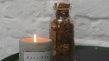 Çatı katındaki yeşil bir sehpanın üzerinde sönen bir mum ya da skandal. Yüksek kaliteli FullHD görüntüler