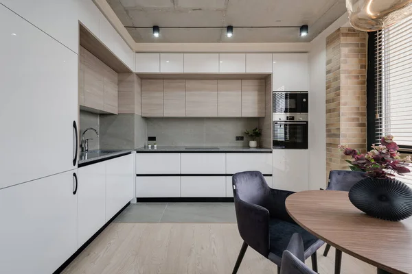 Kök och matbord nära fönstret i en modern interiör i loft stil — Stockfoto