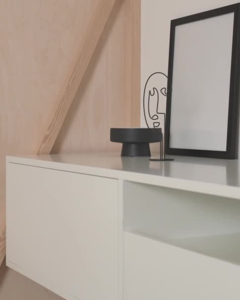 Glijden door een lichte kamer met decor en een grote lege ruimte — Stockvideo