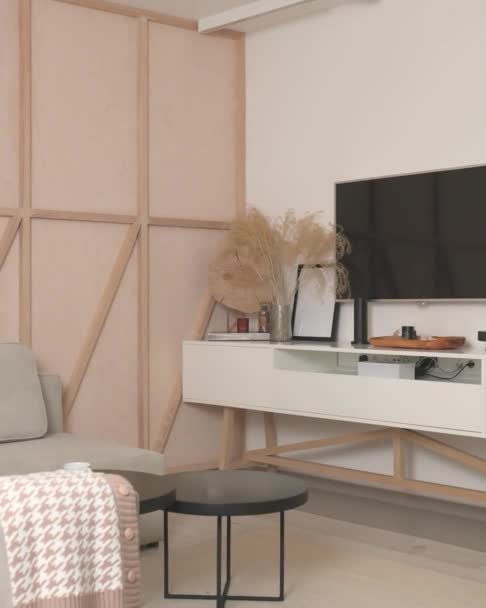 Close-up da sala de estar decorada em movimento com TV — Vídeo de Stock