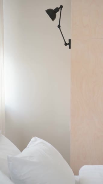 Närbild till den svarta vägglampan och en del av sängen — Stockvideo