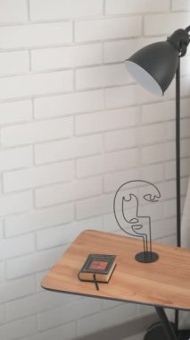 Komodinli yüksek siyah zemin lambası