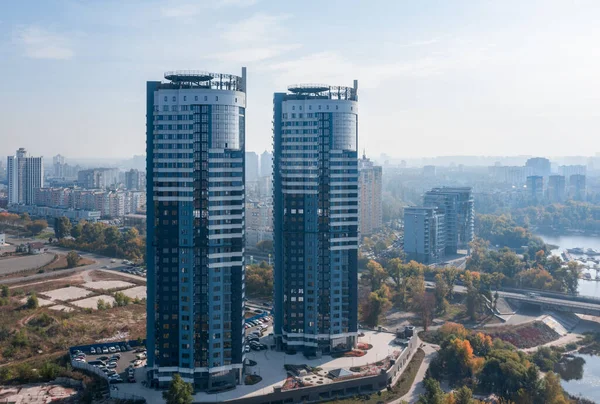 Kiev ve Dnipro Ukrayna 'daki Sonyachna Brama adlı modern yerleşim merkezinin hava görüntüsü