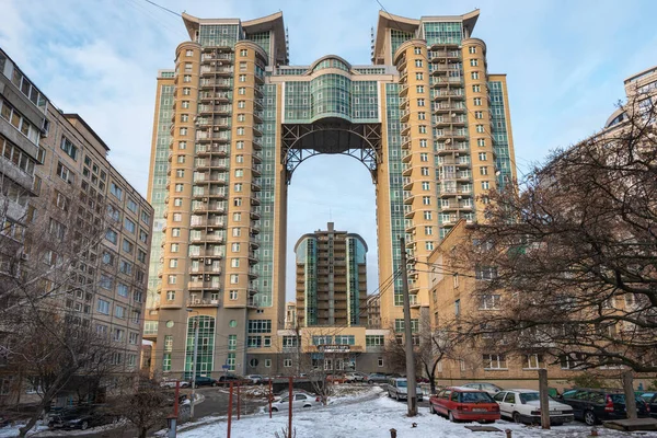 Элитный жилой комплекс "Триумф" в центре Киева зимой — стоковое фото