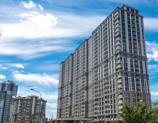 Ukrayna, Kiev 'in merkezinde bir apartman. Mavi gökyüzünün arka planında çok katlı modern bir ev.