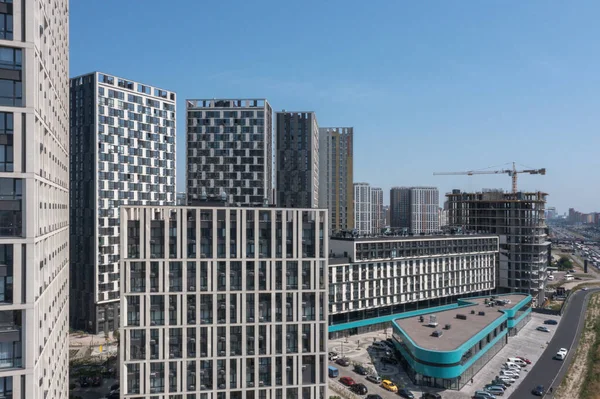 Yüksek bir yerden şehir manzarası. Ukrayna 'nın modern mimarisi, Kiev. Konut kompleksi Slavutich