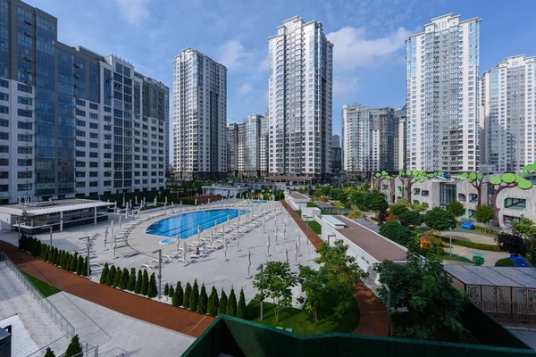 Kiev 'de yüzme havuzu olan modern çok katlı bir binanın avlu manzarası.