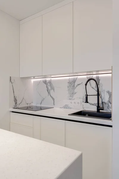 Vitt modernt kök med marmor och svart blandare — Stockfoto