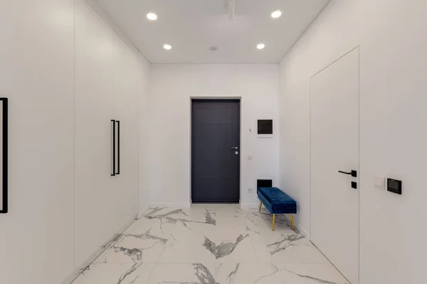 Vidvinkel utsikt över ingången till lägenheten med vit interiör och marmorgolv — Stockfoto