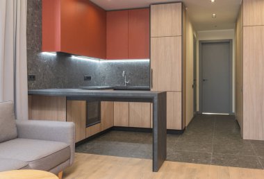 Siyah mermer ve ahşap elementlerle modern Marsala mutfağı.