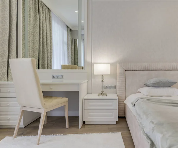 Primer plano dormitorio luminoso con cama, espejo grande y tocador — Foto de Stock
