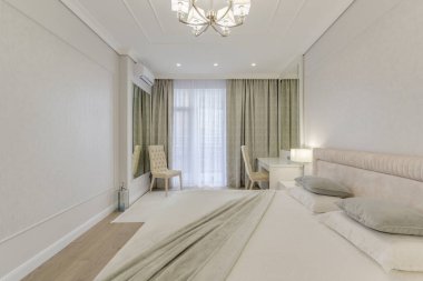 Büyük gri yatak odası, dekore edilmiş yatak odası ve aydınlık mobilyalar.