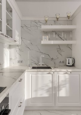 Işıl ışıl, modern mutfakta, su ısıtıcı ve beyaz musluklu. Yüksek kalite fotoğraf