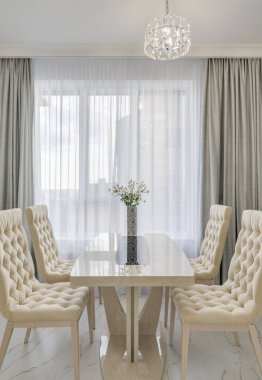 İki sandalyeli yemek masası, resim çekmek için bir yer ve mutfakta güneş ışığı. Yüksek kalite fotoğraf