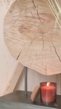 Ahşap duvarın ve kahverengi gölgeli dolabın yakın çekimi. Yüksek kaliteli FullHD görüntüler