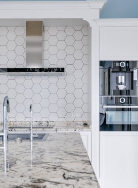 Mavi duvarları ve mermer masası olan modern, parlak bir mutfak. Yüksek kalite fotoğraf