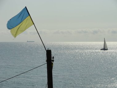 Karadeniz 'in önündeki Ukrayna bayrağı