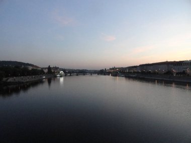 Çek Cumhuriyeti Prag 'daki Vltava Nehri üzerinde gün doğumu