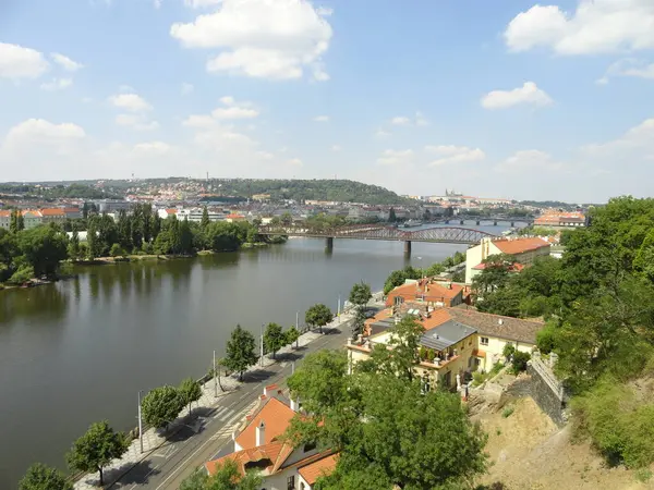 ヴルタヴァ川のプラハ チェコ共和国での堤防 — ストック写真