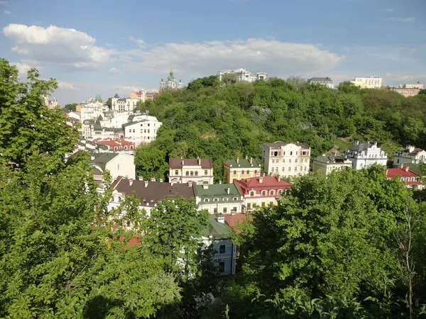 Ukrayna 'nın başkenti Kyiv' deki Vozdvyzhenka 'daki konut kompleksinin manzarası