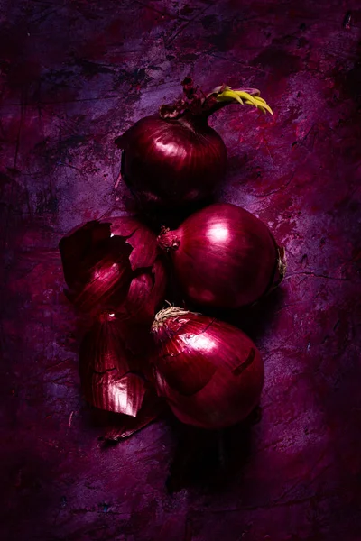 Cebollas Rojas Frescas Sobre Fondo Áspero Con Tonos Rojo Púrpura — Foto de Stock