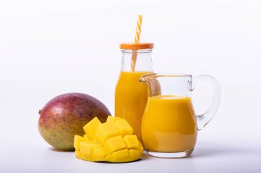 Taze mango püresi ve doğranmış mango. Boşluğu kopyala