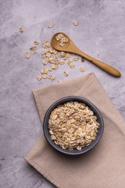 Ön planda, genel manzaralı, bir kase kepekli, organik yulaf ezmesi..