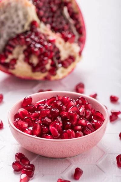 Granatapfel Mit Samen Vordergrund Auf Hellem Hintergrund — Stockfoto