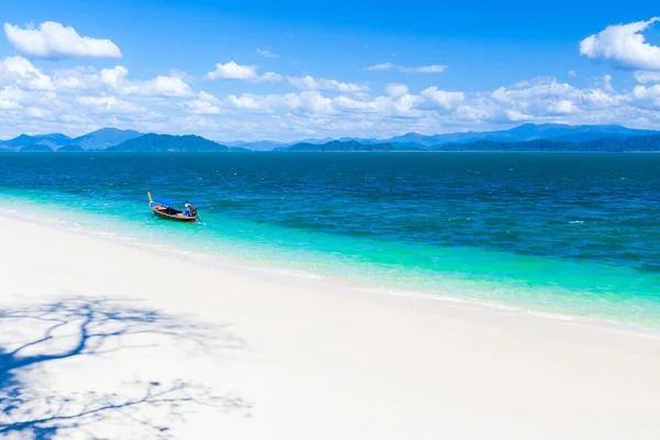 晴れた夏には純粋な熱帯の島の海の景色 白い砂浜の抽象的な木の影 青い海の漁師操船漁船 タイのラノン — ストック写真