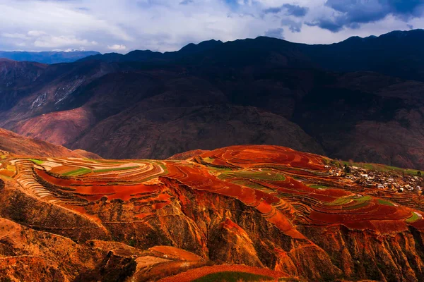 Dağ manzaralı teraslar ya da Dongchuan Kızıl Diyarı, renkli teraslarla çevrili antik bir köy. Güney Çin 'de seyahat yerleri.