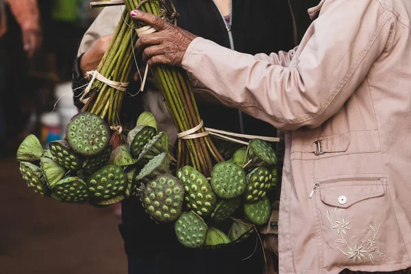 Sprzedawanie Świeżych Nasion Lotosu Lokalnym Rynku Mokrym Laosie Skupienie Selektywne — Zdjęcie stockowe