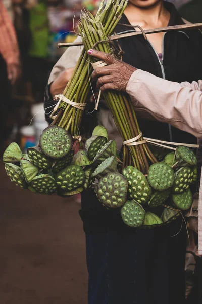 Sprzedawanie Świeżych Nasion Lotosu Lokalnym Rynku Mokrym Laosie Skupienie Selektywne — Zdjęcie stockowe