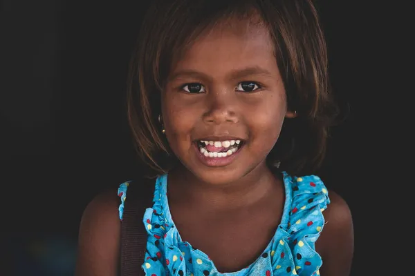 Songkhla Tajlandia Lipiec 2011 Portret Tajskiej Dziewczynki Uśmiechniętej Patrzącej Obiektyw — Zdjęcie stockowe