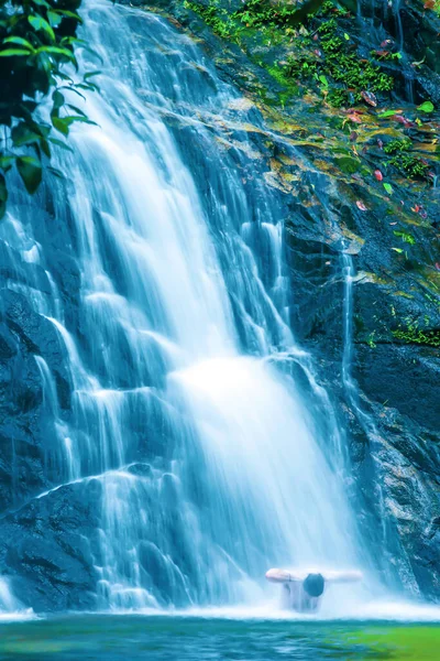 Desfoque Movimento Homem Está Meditação Ioga Sob Uma Cachoeira Tropical — Fotografia de Stock