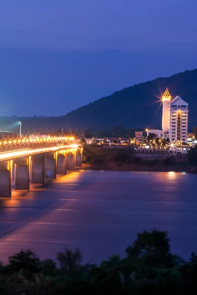 Pintoresco Puente Pakse Sobre Río Mekong Atardecer Luces Iluminadas Reflejo — Foto de Stock