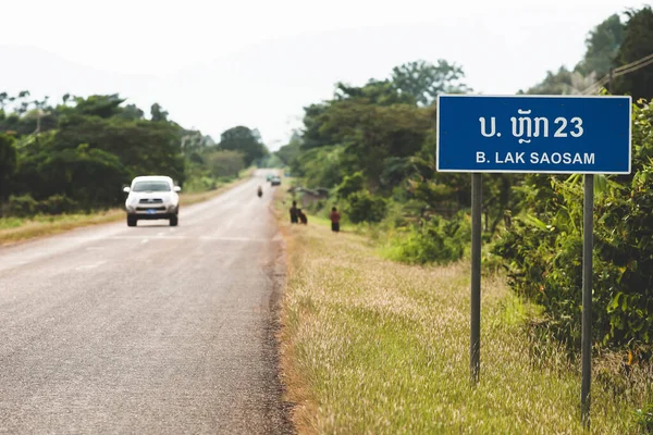 Irányjelző Tábla Országúton Laoszban Lak Saosam Tól Pakse Salavanból Vietnami — Stock Fotó