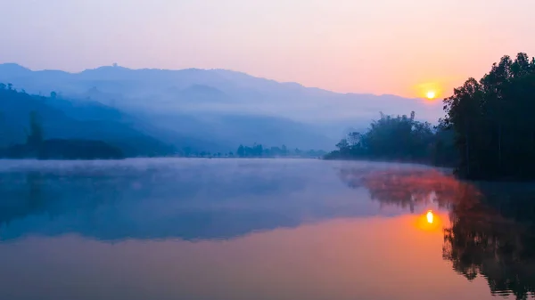 Сцени Озера Кхонг Світанку Легкий Ранковий Туман Охоплює Озеро Гори — стокове фото