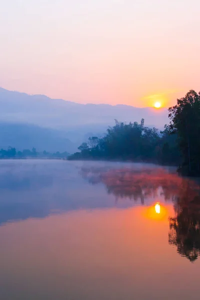 Τοπίο Της Λίμνης Khong Στην Ανατολή Απαλή Πρωινή Ομίχλη Καλύπτει — Φωτογραφία Αρχείου