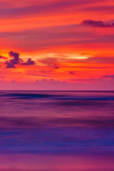 Zeegezicht Van Een Tropisch Strand Bij Zonsondergang Kleurrijke Zonsondergang Hemel — Stockfoto