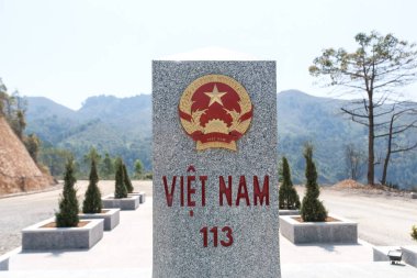 Vietnam-Laos sınırı yakınlarındaki 113 ulusal otoyolunda Vietnam mermer kilometre taşı işareti.