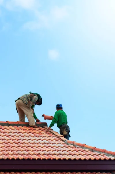 Dois Construtores Asiáticos Instalando Telhas Topo Telhado Construção Construção Telhados — Fotografia de Stock