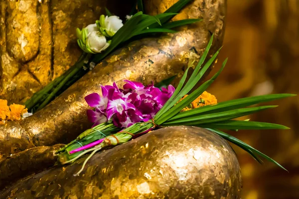Κοντινό Πλάνο Του Διαλογισμού Άγαλμα Του Βούδα Ορχιδέα Λουλούδια Και — Φωτογραφία Αρχείου