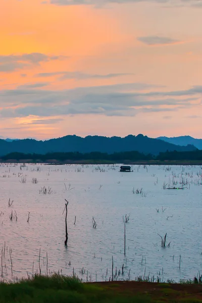Ландшафт Тропічного Озера Сутінках Плаваючий Будинок Традиційна Рибальська Сітка Озері — стокове фото