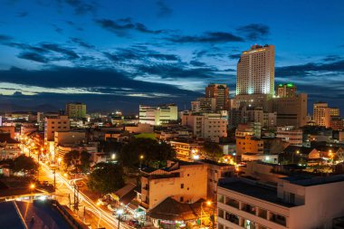 Alacakaranlıkta Hat Yai şehrinin merkez bölgesinin yüksek açılı görüntüsü, aydınlatma izleri caddede. Songkhla, Güney Tayland.