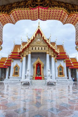 Eski Budist tapınağı Wat Benchamabophit 'in ya da Mermer Tapınağı' nın, Bangkok, Tayland 'daki turistik yerleri. Tapınağa odaklan..