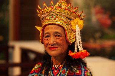 Narathiwat, Tayland - 27 Eylül 2010 yaşlı bir Taylandlı dansçı. Nora, Tayland 'ın güneyinde popüler olan geleneksel bir halk müziği sanatıdır. Narathiwat.