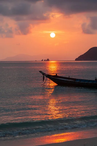 熱帯のビーチと日没の木製の漁船の静かな海の景色 夏にコ ラップ島 — ストック写真